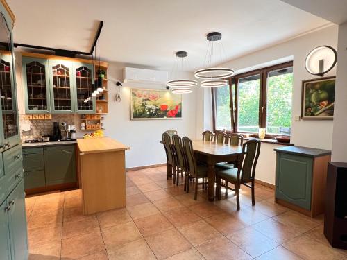 Dapur atau dapur kecil di POGO dom nad Narwią - 4 sypialnie, balia, własny pomost, plac zabaw