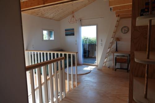 une chambre avec un escalier et un escalier dans l'établissement Maison Bois, Les Conches 10 pers, à Longeville-sur-Mer