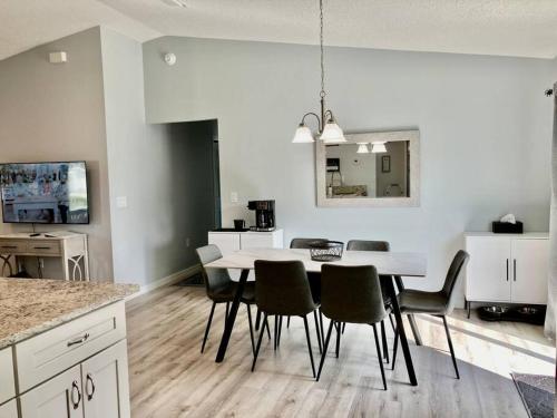 Η κουζίνα ή μικρή κουζίνα στο Dog Friendly Home With Fenced Yard & Work Spaces