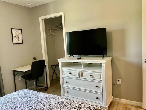 Μια τηλεόραση ή/και κέντρο ψυχαγωγίας στο Dog Friendly Home With Fenced Yard & Work Spaces