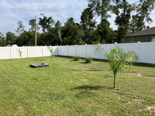 Κήπος έξω από το Dog Friendly Home With Fenced Yard & Work Spaces