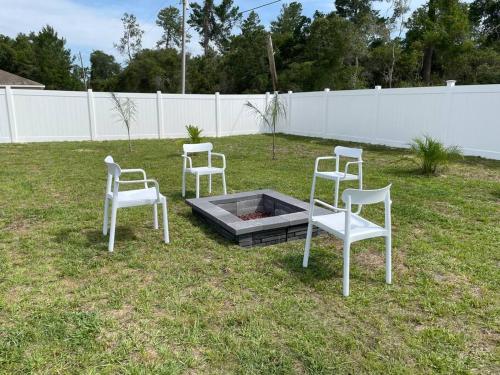 Κήπος έξω από το Dog Friendly Home With Fenced Yard & Work Spaces