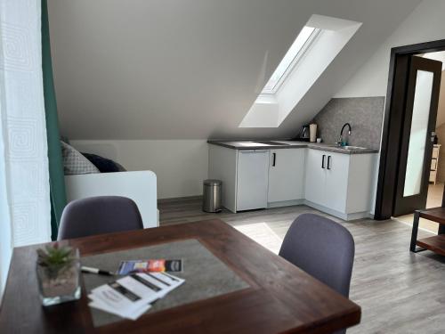 Una cocina o cocineta en Apartmány u Romany