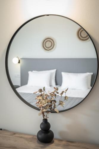 Una cama o camas en una habitación de Garden Studios