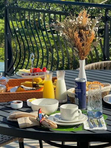 une table avec des assiettes de nourriture et de boissons dessus dans l'établissement Morada Pedra Branca boutique Hotel, à Balneário Camboriú