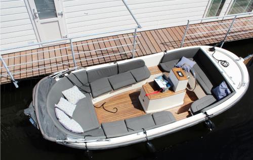 a boat sitting in the water next to a building at D'azur in Aalsmeer