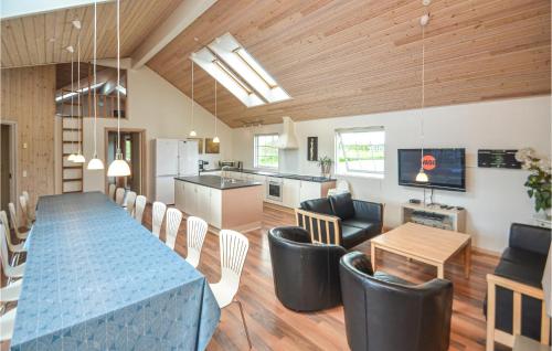 jadalnia i kuchnia z niebieskim stołem i krzesłami w obiekcie Pet Friendly Home In Idestrup With Wifi w mieście Bøtø By