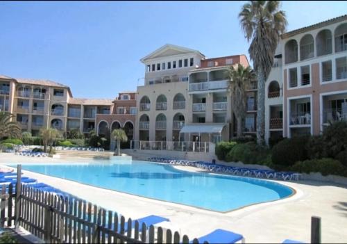 une vue sur la piscine du complexe dans l'établissement Appartement t2 - bord de mer - Piscine, à Six-Fours-les-Plages