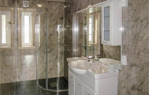 a bathroom with a sink and a shower at Holiday Home Bjoa Haugsgjerdet in Innbjoa
