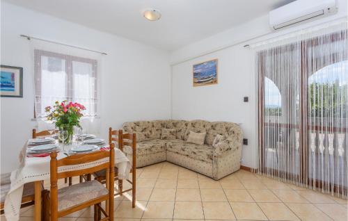 una sala de estar con un sofá y una mesa en 2 Bedroom Awesome Apartment In Omisalj, en Omišalj