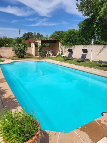une grande piscine bleue dans une cour dans l'établissement Jolie maison familiale Golfe de Saint-Tropez, à Gassin
