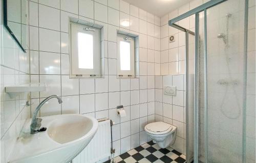 Ένα μπάνιο στο Beautiful Home In Delden With Sauna