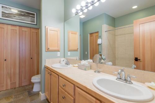 Un baño con dos lavabos y un espejo grande. en Snowstar Condo 23, en Ketchum