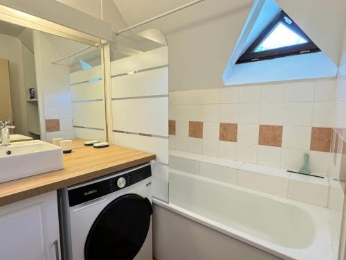 een badkamer met een wastafel en een fornuis bij Joli duplex pr 5p, parking, balcon, piscine été in Cauterets