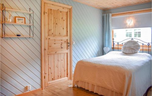 a bedroom with a bed and a window at Amazing Home In Matredal With Kitchen in Haugsvær