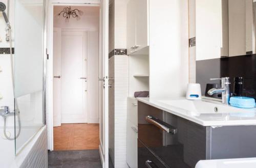 une salle de bain avec un lavabo, des toilettes et une baignoire dans l'établissement Le Faidherbe, à Paris