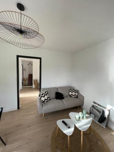 un salon avec un canapé et une table dans l'établissement Maison 2 chambres, à Coucouron