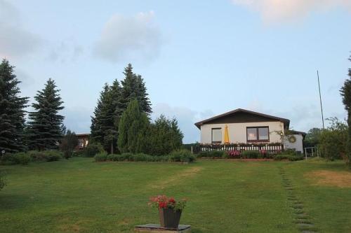 a house in a field with a yard with a house at Ferienhaus Männel in Fichtzig