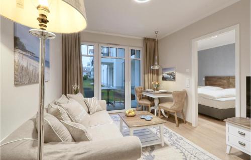 un salon avec un canapé et une chambre dans l'établissement Baltischer Hof Apartment 14, à Boltenhagen