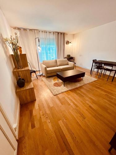 un salon avec un canapé et une table dans l'établissement Disney-Bord de Marne-Parking Privé, à Meaux