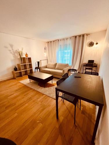 un salon avec un canapé et une table dans l'établissement Disney-Bord de Marne-Parking Privé, à Meaux