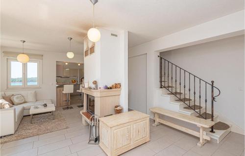 Χώρος καθιστικού στο 2 Bedroom Beautiful Home In Rogoznica