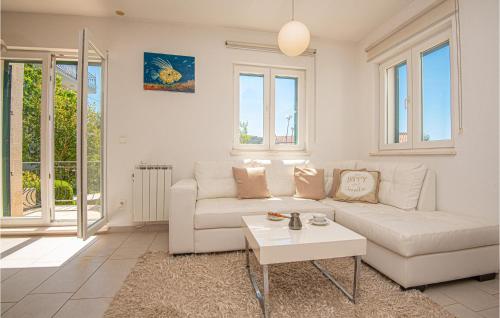 2 Bedroom Beautiful Home In Rogoznica