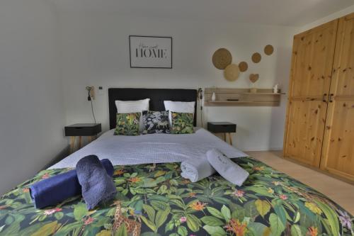 une chambre avec un lit avec des serviettes dessus dans l'établissement i-love-colmar - Le 8 de Coeur - Garage gratuit, à Colmar