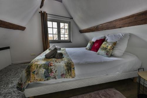 - une chambre mansardée avec un lit king-size dans l'établissement i-love-colmar - Le 8 de Coeur - Garage gratuit, à Colmar