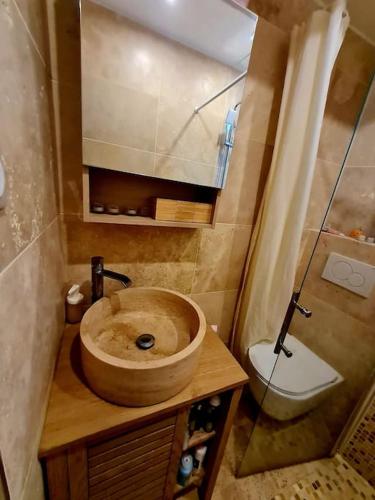 La salle de bains est pourvue d'un lavabo en bois et de toilettes. dans l'établissement Apparemment zone olympique, à Paris