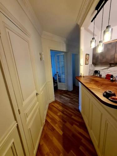 Cette chambre dispose d'une cuisine avec un comptoir en bois. dans l'établissement Apparemment zone olympique, à Paris