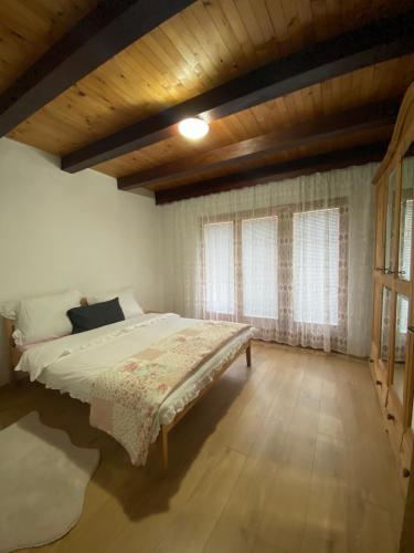 Ένα ή περισσότερα κρεβάτια σε δωμάτιο στο SARAJEVO HOME