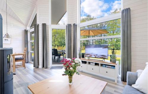 un soggiorno con tv e tavolo di Lovely Home In Krems Iiwarderbrück a Göls