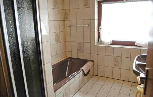 Bilik mandi di Beautiful Apartment In Welschensteinach