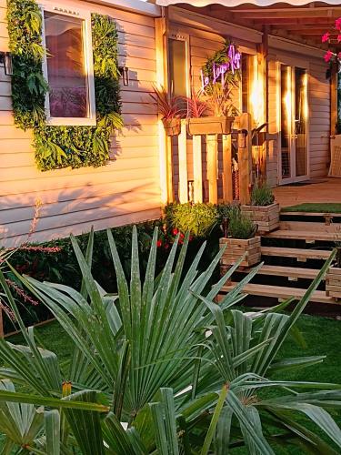 Le Lagon Rose nice bungalow Camping SIBLU le Mar Estang Canet-en-Roussillon, 2 rooms, 2 bathrooms, 2 TV, free WIFI, sheets & towels included, beach at 5 mn walk