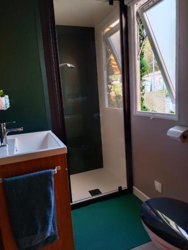une salle de bain avec une douche, un lavabo et un miroir dans l'établissement Le Lagon Rose nice bungalow Camping SIBLU le Mar Estang Canet-en-Roussillon, 2 rooms, 2 bathrooms, 2 TV, free WIFI, sheets & towels included, beach at 5 mn walk, à Canet