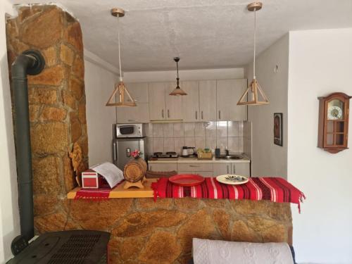 una cucina con un tavolo e un muro di pietra di Villa Vesna a Veles