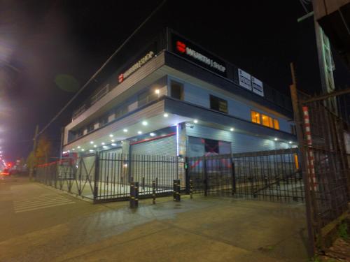 バルディビアにあるApart Hotel Altos del Molino Valdivia con estacionamientoの夜間の門前の建物