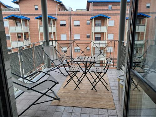 Балкон или терраса в Incantevole Appartamento Monolocale Alba 4