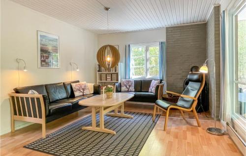 ein Wohnzimmer mit Sofa und Tisch in der Unterkunft 3 Bedroom Amazing Home In Nexø in Neksø