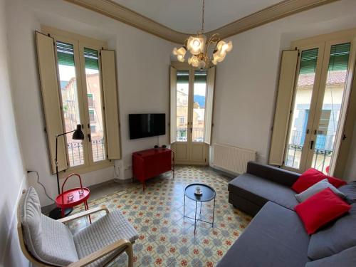 a living room with a couch and a tv at Casa Estela Agullana in Agullana