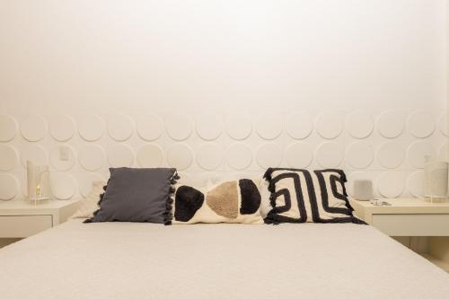 a white bed with two pillows on top of it at New Santa Fe Home Private Relaxation Realm in Xochitepec