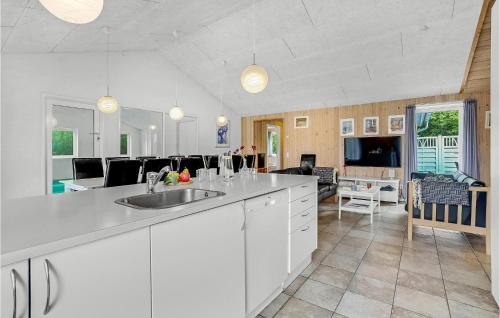 Η κουζίνα ή μικρή κουζίνα στο 7 Bedroom Gorgeous Home In Vinderup