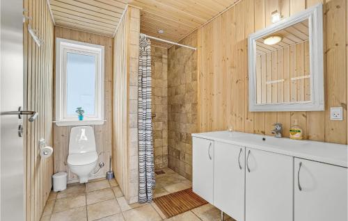 Ένα μπάνιο στο 7 Bedroom Gorgeous Home In Vinderup