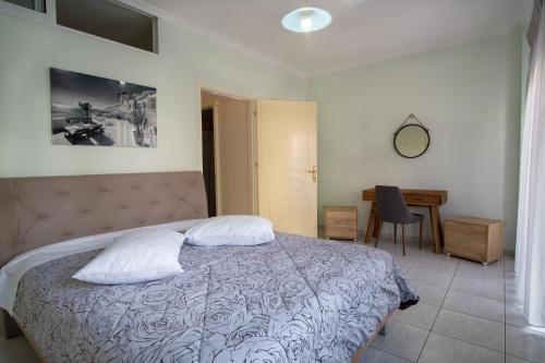 Кровать или кровати в номере Aretousa Luxury Apartment
