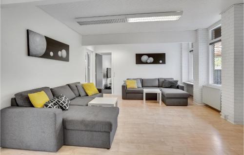 HemmetにあるHoliday Home Hemmet With Hot Tub Viのソファとテーブルのあるリビングルーム