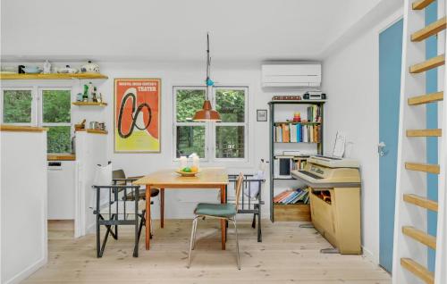 Η κουζίνα ή μικρή κουζίνα στο Stunning Home In Hornbæk With Wifi