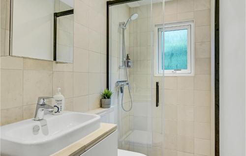 Ένα μπάνιο στο Stunning Home In Hornbæk With Wifi