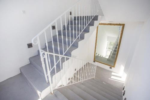 a stairway with a mirror next to a mirror at Ammos Luxury Suite - in der Nähe des Strandes von Faliraki in Faliraki