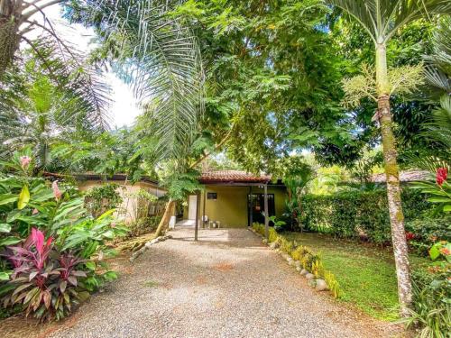 Κήπος έξω από το Beautiful 2BR Casita with Pool & Parking